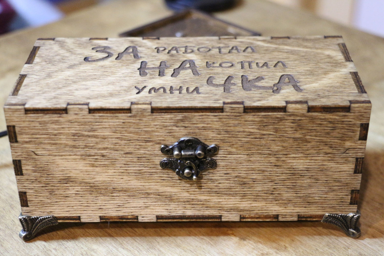 Caja de madera cortada con láser con tapa con bisagras