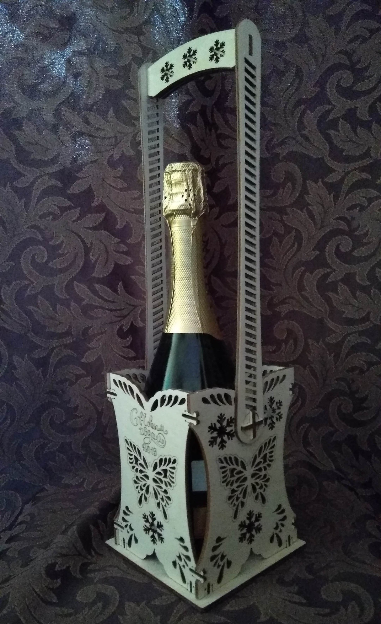 Laserowo wycinana dekoracyjna drewniana butelka na wino Caddy