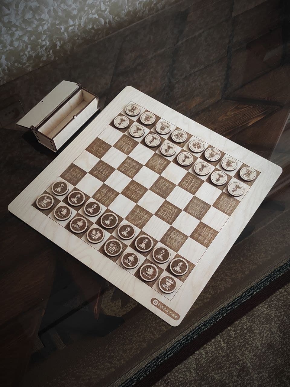Set e scatola di scacchi in legno tagliati al laser