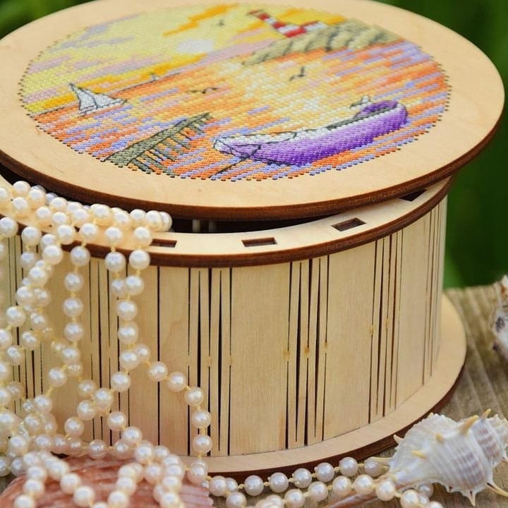 Lasergeschnittener dekorativer runder Holzkorb mit Deckel