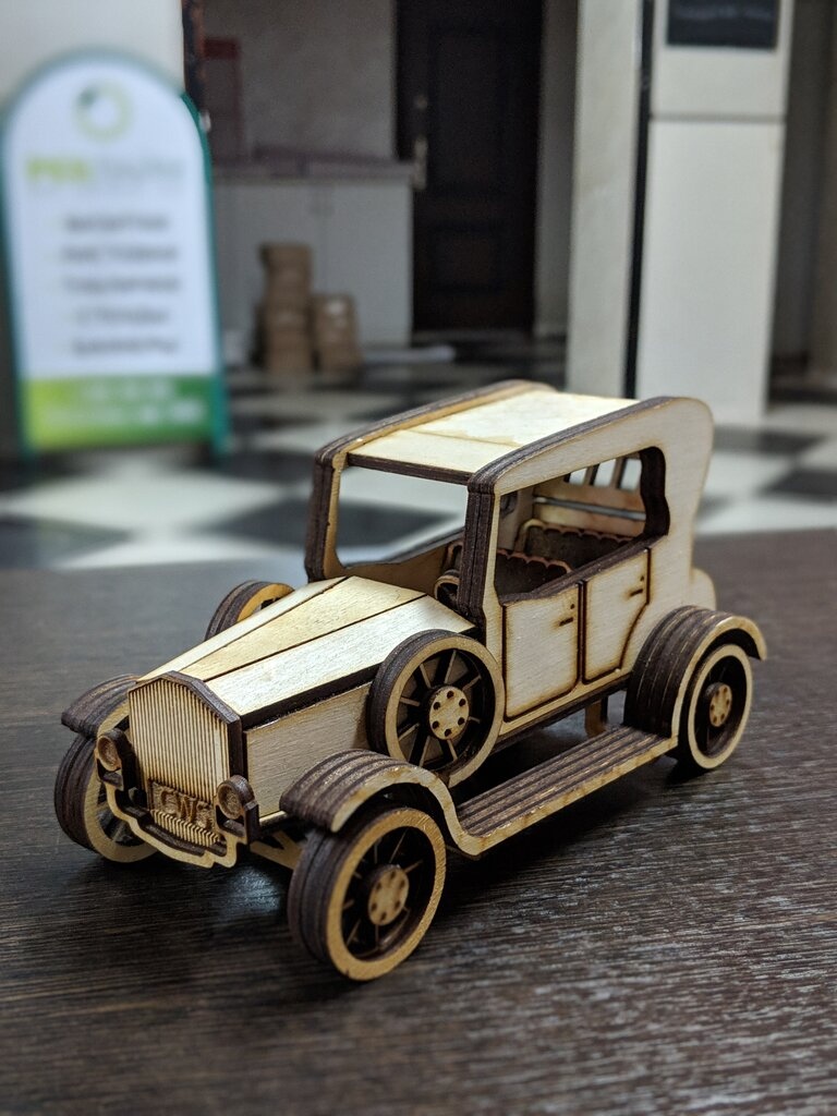 Lasergeschnittenes Oldtimer-Fahrzeug aus Holz