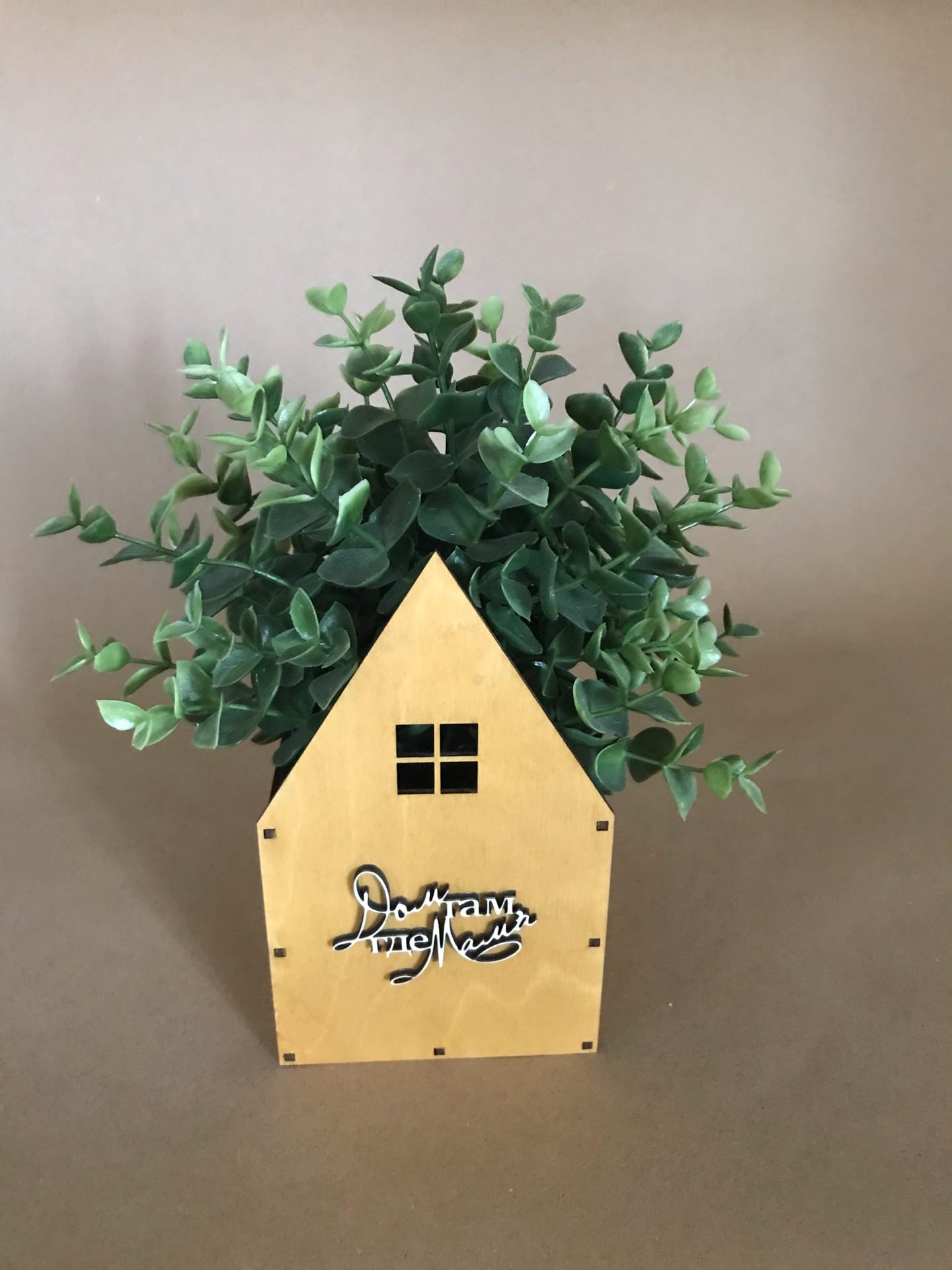 صندوق زهور على شكل منزل مقطوع بالليزر