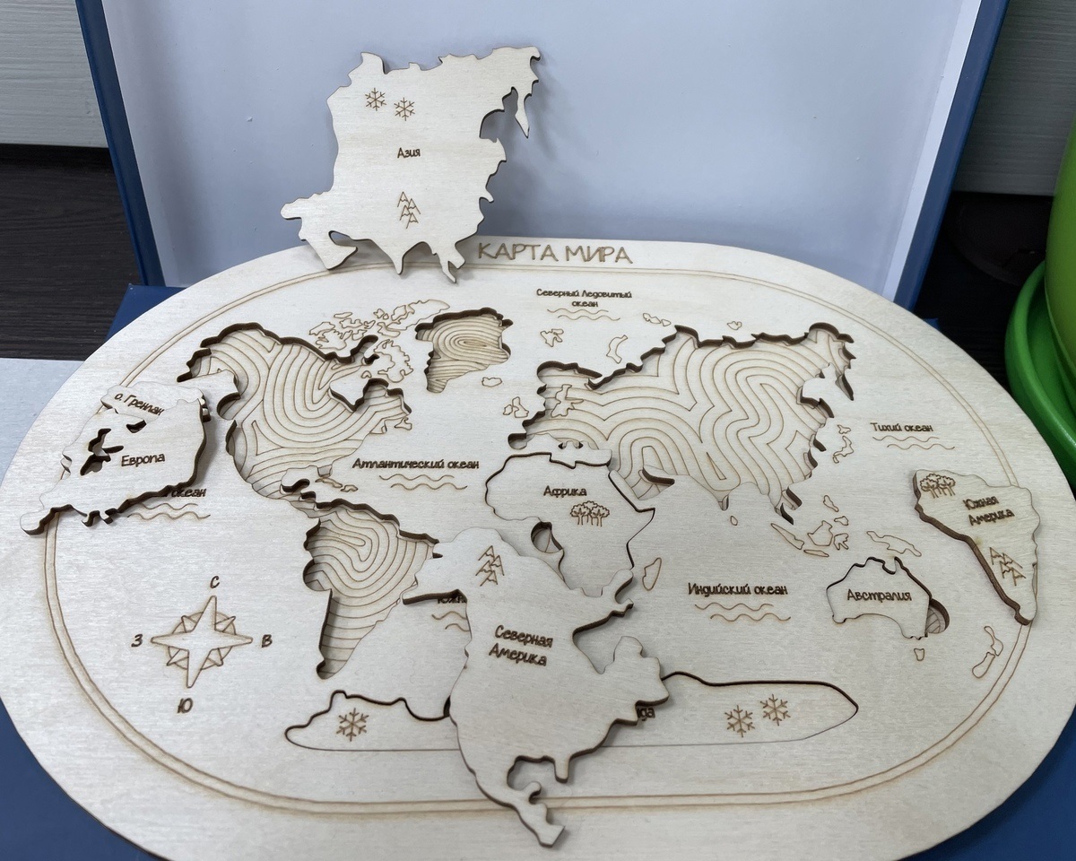 Laserowo wycinane drewniane puzzle z mapą świata