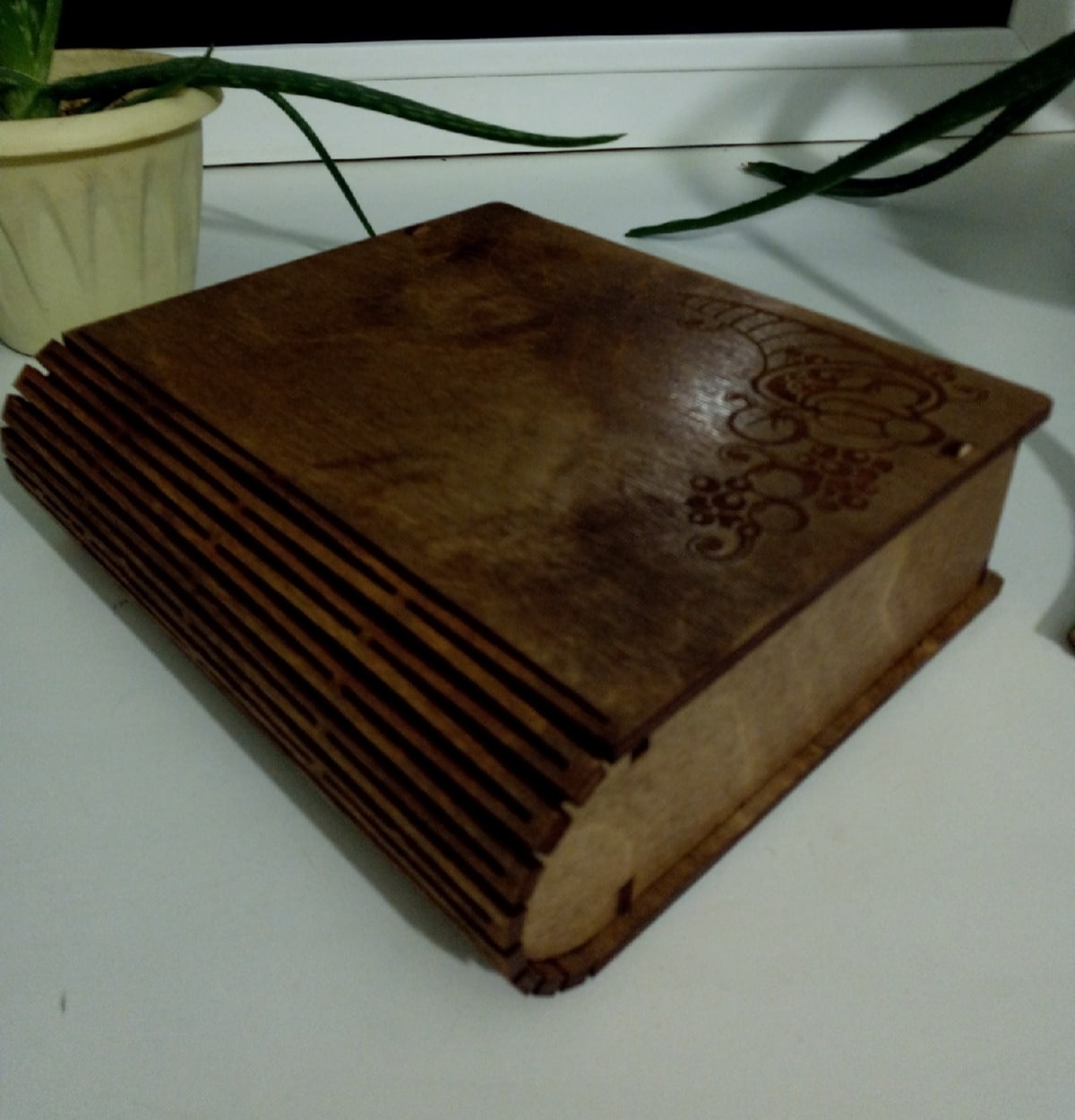Laserowo wycinane drewniane pudełko na książki