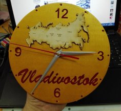 Reloj de pared cortado con láser con plantilla de mapa de Rusia