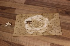 Lasergeschnittenes Holzpuzzle mit Gravur