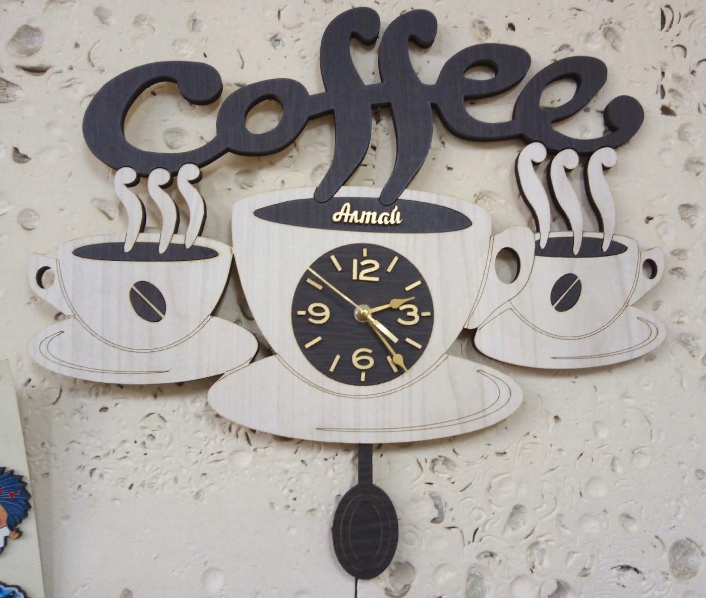 Relógio de parede com xícara de café cortado a laser