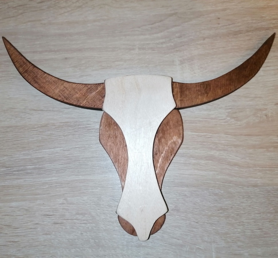 Decorazione da parete con testa di toro in legno tagliata al laser