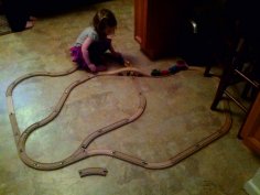 Vía férrea de tren de juguete cortada con láser