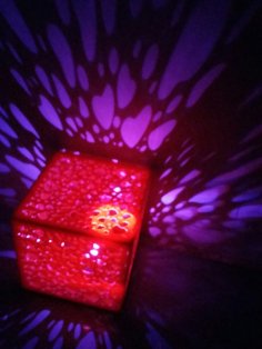 Lampe de veilleuse en forme de cube découpé au laser