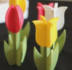 Decoración de centro de mesa de primavera de tulipanes de madera cortada con láser