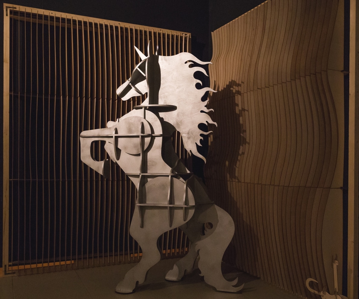 Lasergeschnittenes Pferderegal Roaring Horse Bücherregal aus Holz