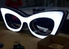 Cartello del negozio di ottica con occhiali tagliati al laser
