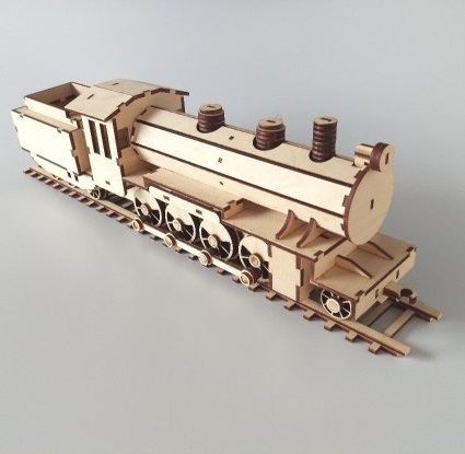 Lasergeschnittene Spielzeuglokomotive, Zugmaschine, Personenwagen, Güterwagen und Gleis