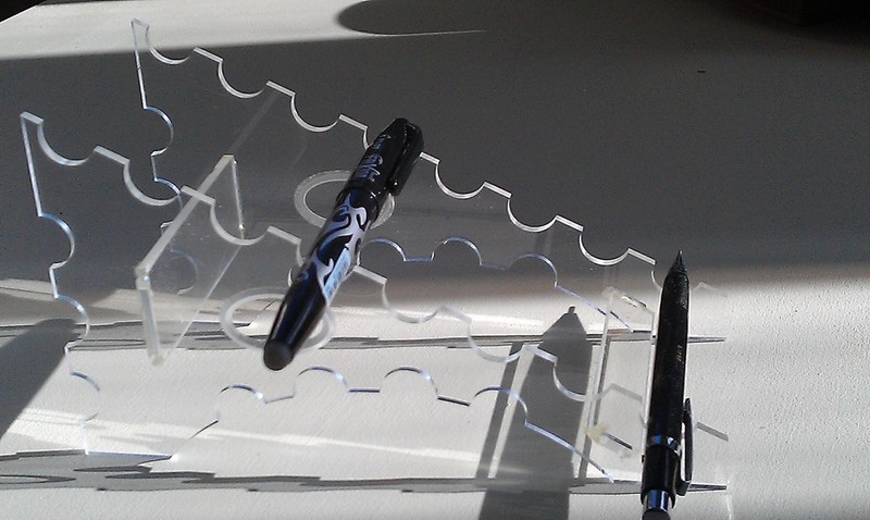 Laserowo wycinany stojak na długopisy akrylowe 3mm