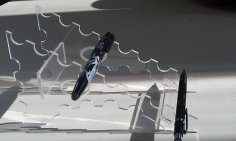 Présentoir porte-stylo acrylique découpé au laser 3mm