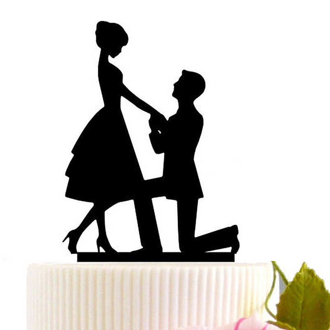 Lazer Kesim Diz Çökerek Düğün Pastası Topper Önerir