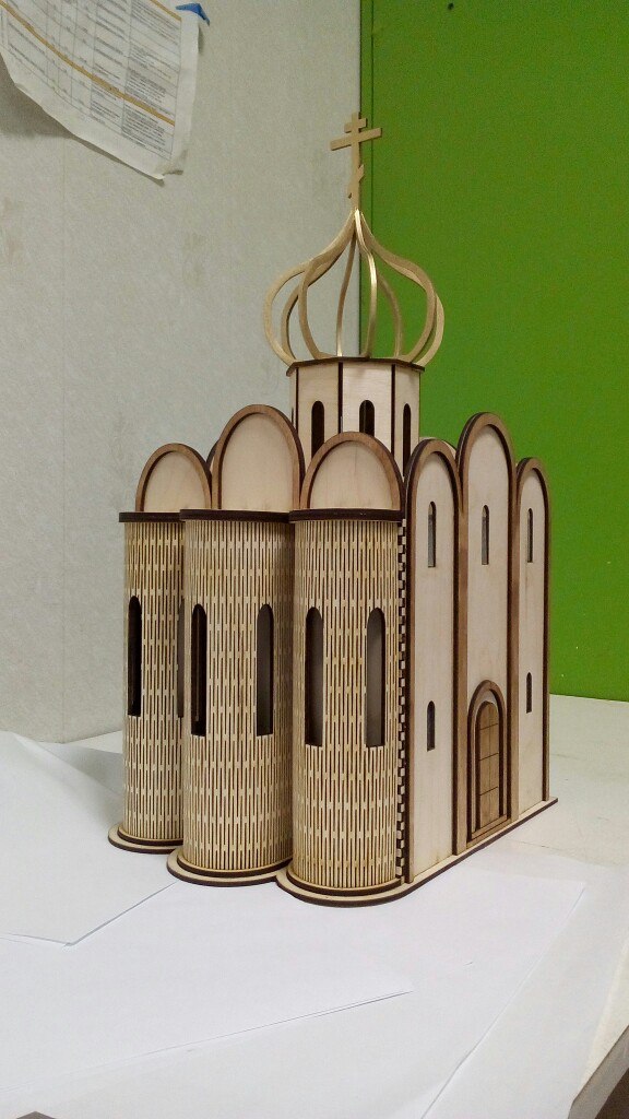 كنيسة الشفاعة المقطوعة بالليزر على نموذج نيرل الخشبي