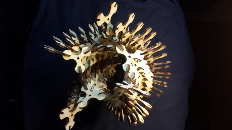 Laser Cut Dreikopftile