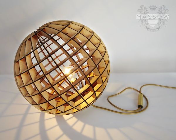 Kugelförmige Lampe aus lasergeschnittenem Holz
