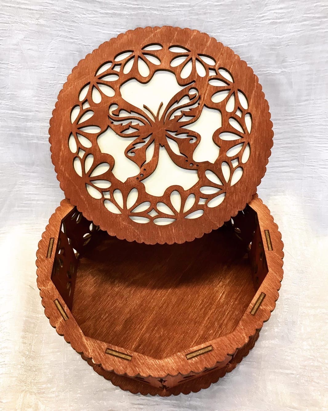 Plantilla de corte por láser de caja redonda con diseño de mariposa decorativa