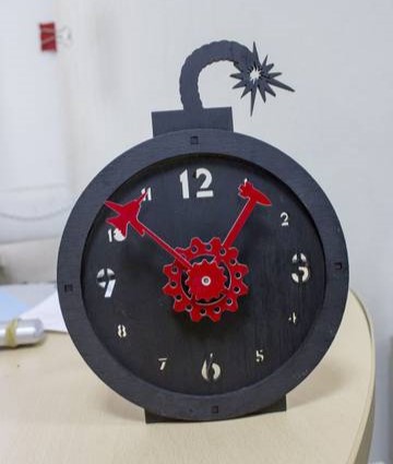 Reloj de mesa con bomba cortada con láser