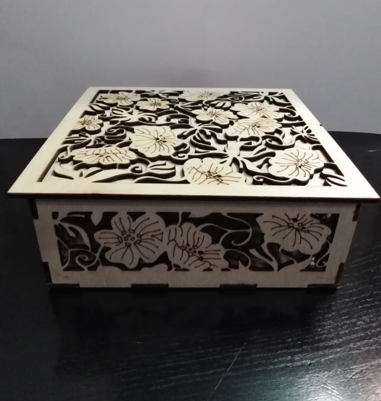 Caja de regalo decorativa de madera cortada con láser con tapa