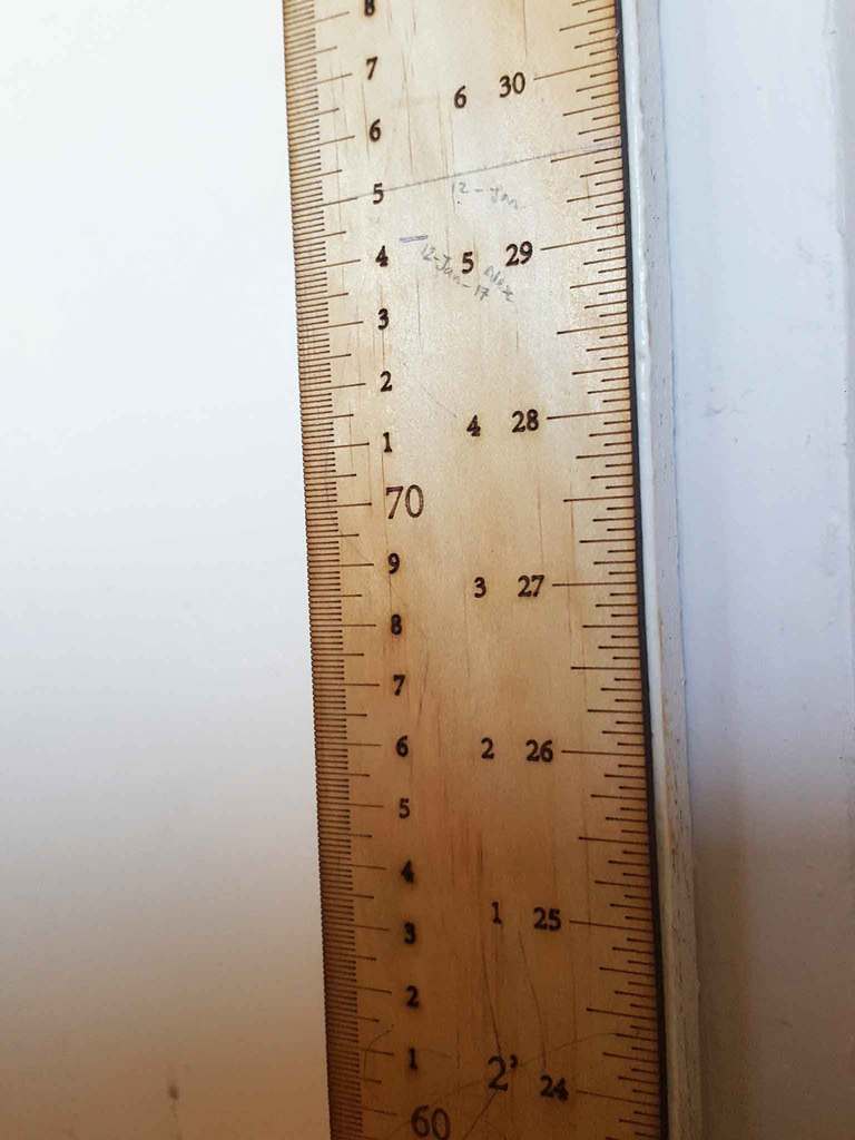 Regla de medición de altura portátil cortada con láser