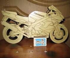 Motocicleta Kawasaki grabada con corte láser