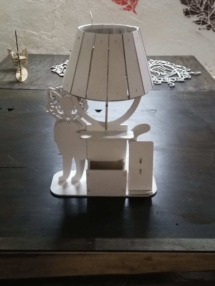 Laserowo wycinana lampa stołowa dla kota z organizerem