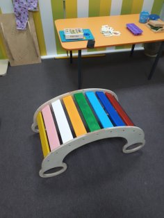 Cadeira de balanço arco-íris com corte a laser para crianças