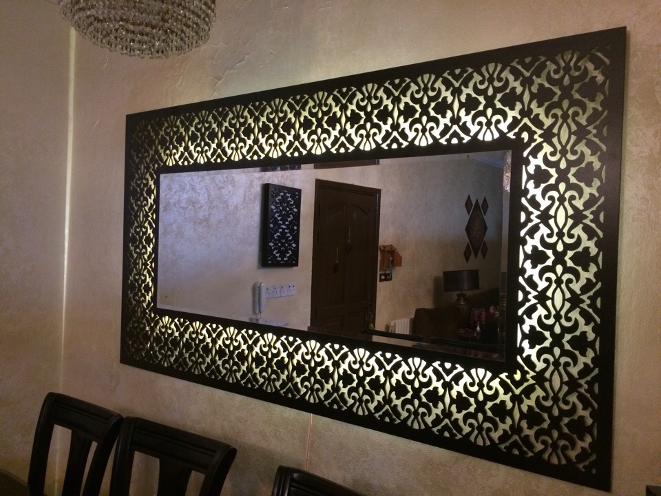 Grand miroir décoratif avec cadre