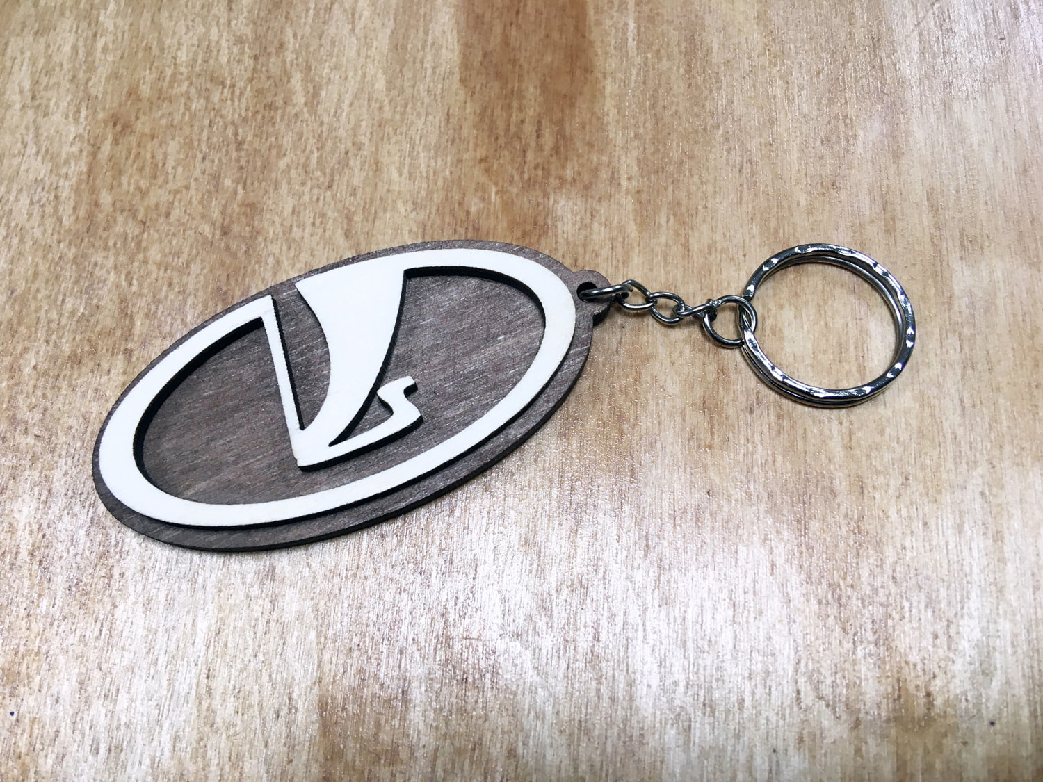 Porte-clés Lada découpé au laser avec logo de voiture
