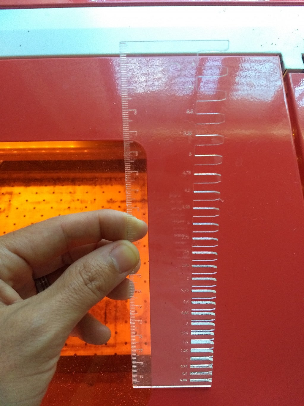 Righello tagliato al laser per misurare le dimensioni e lo spessore del calibro in millimetri