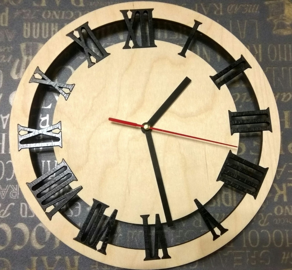 Relógio de parede com numeral romano grande cortado a laser
