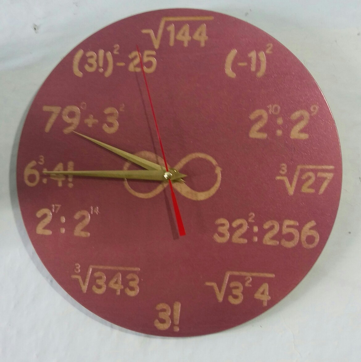 Reloj de pared de matemáticas con corte láser