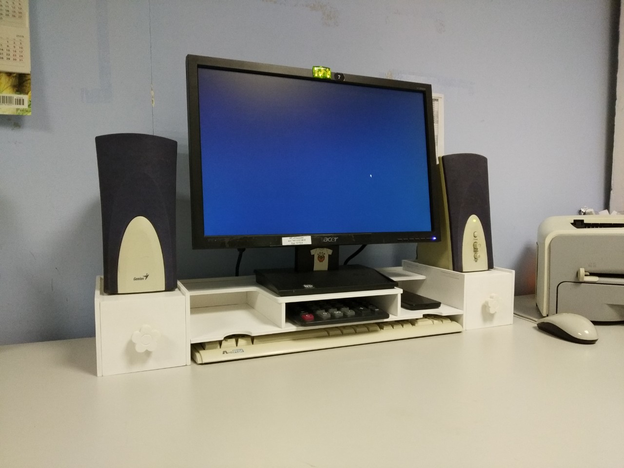 Prateleira de armazenamento organizador de mesa para monitor de mesa com corte a laser para computador