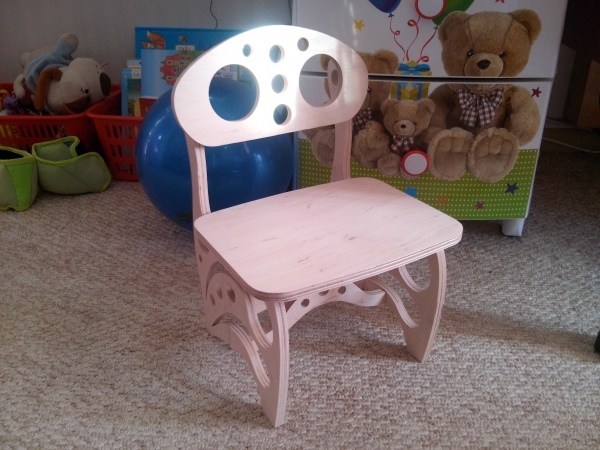 Cadeira infantil de madeira cortada a laser