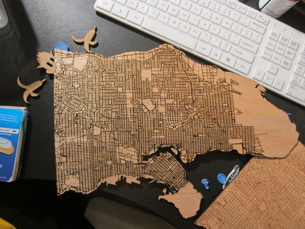 Mapa de Vancouver gravado em madeira com corte a laser