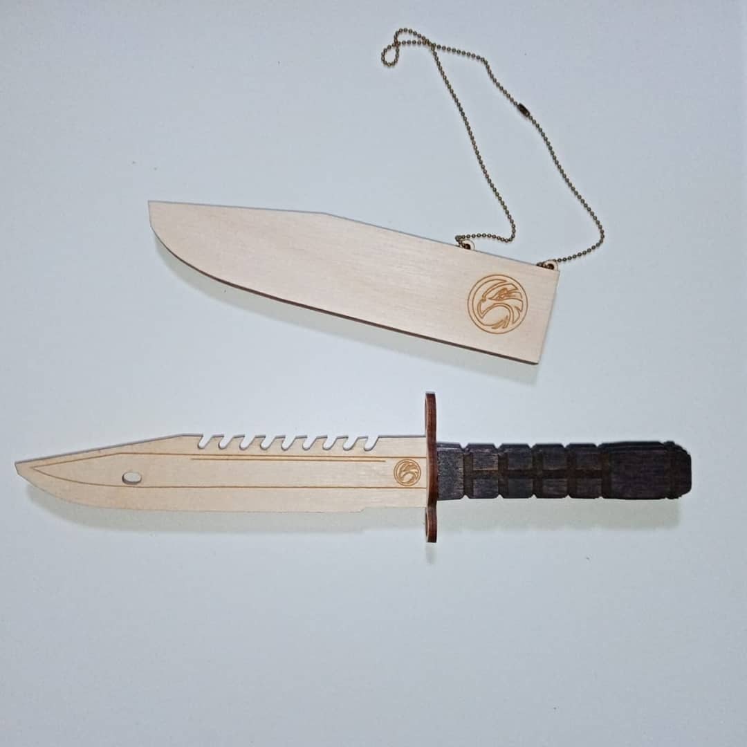 Cuchillo de bayoneta de madera cortado con láser